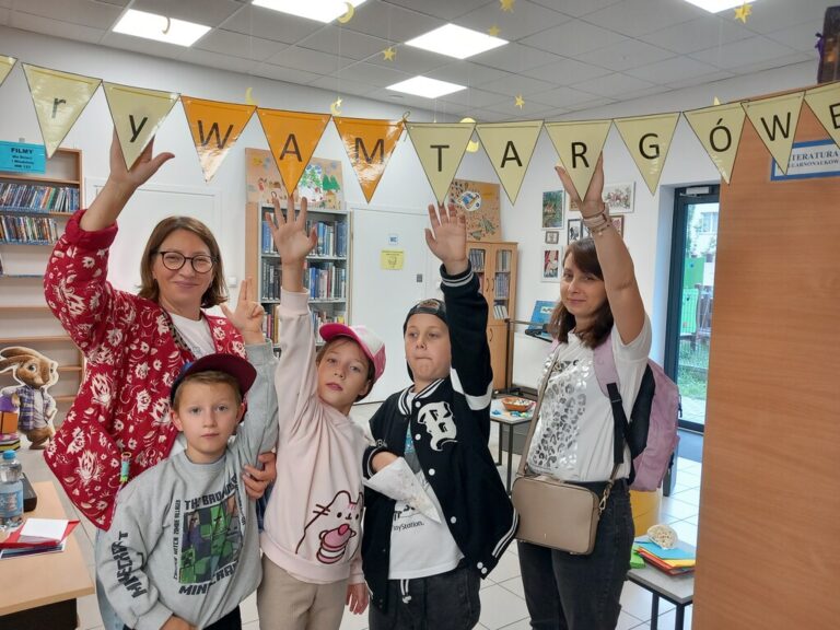 gra miejska - uczestnicy wykonują zadania w bibliotece