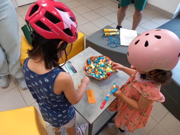gra miejska - uczestnicy wykonują zadania w bibliotece
