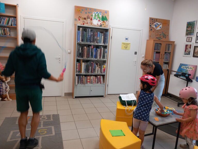 gra miejska - uczestnicy wykonują zadania w bibliotece