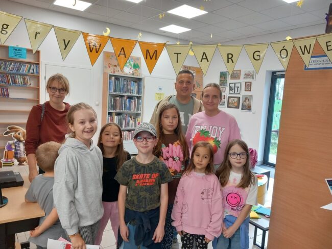 gra miejska - uczestnicy wykonują zadania w bibliotece