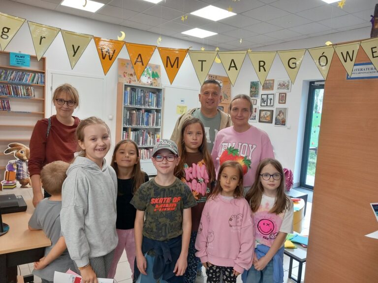 gra miejska - uczestnicy wykonują zadania w bibliotece