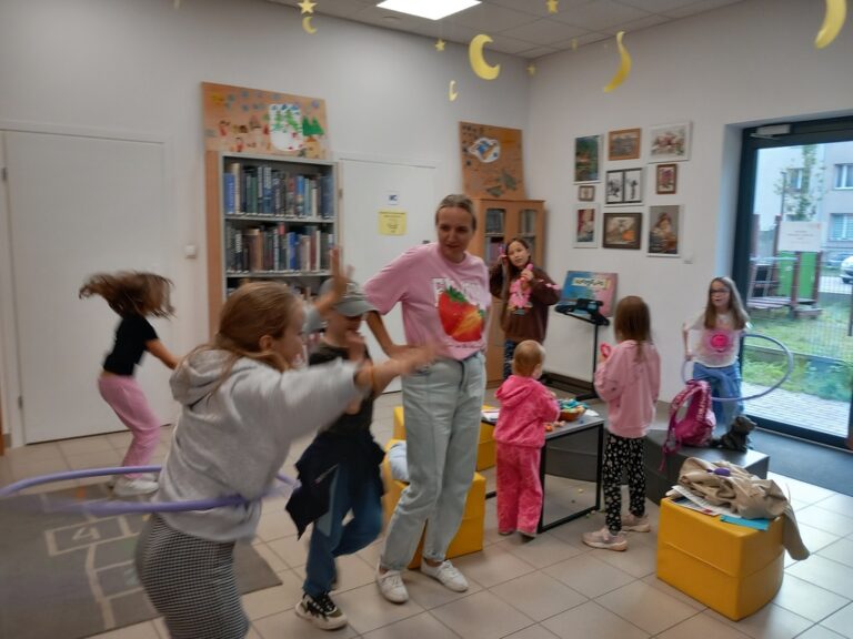 gra miejska - uczestnicy wykonują zadania w bibliotece