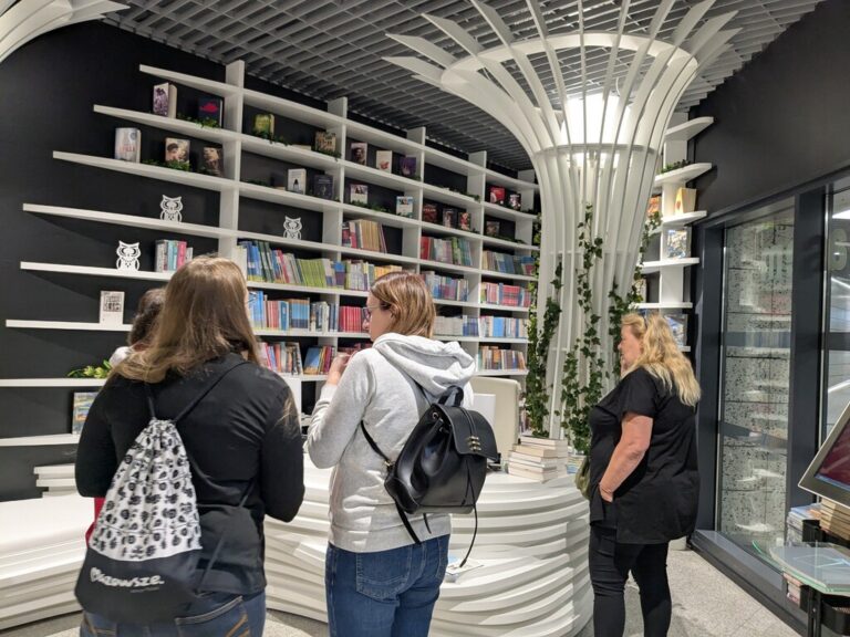 bibliotekarze z powiatu piaseczyńskiego zwiedzają metrotekę