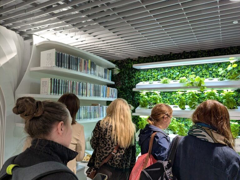 bibliotekarze z powiatu piaseczyńskiego zwiedzają metrotekę