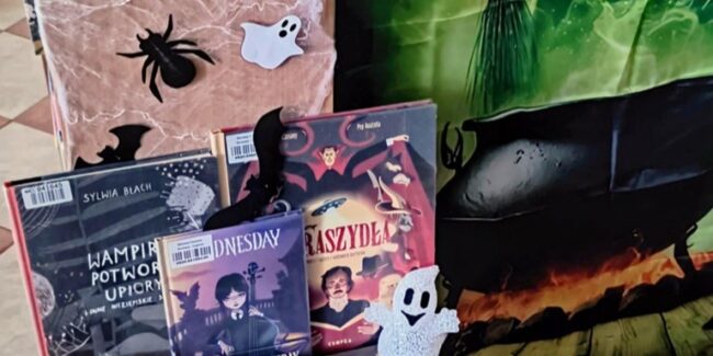 halloweenowy wystrój biblioteki - pająki, pajęczyny, duszki itp.