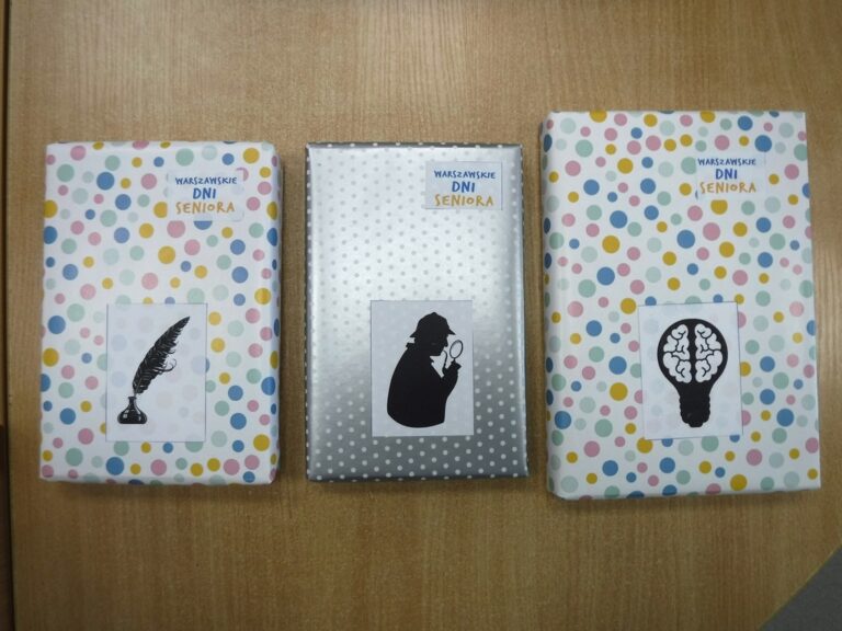 prezenty książkowe opakowane w papier ozdobny