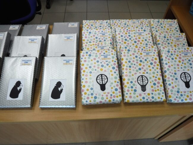 prezenty książkowe opakowane w papier ozdobny