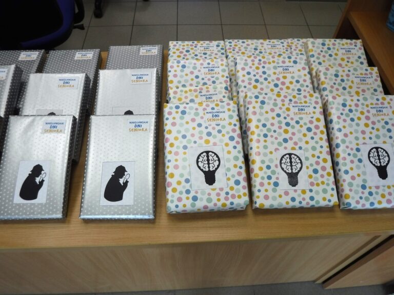 prezenty książkowe opakowane w papier ozdobny