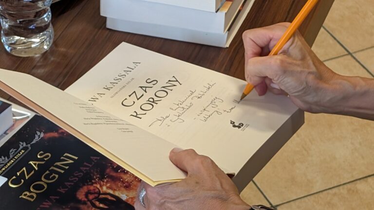 spotkanie z Ewą Kassalą - autorka podpisuje książkę