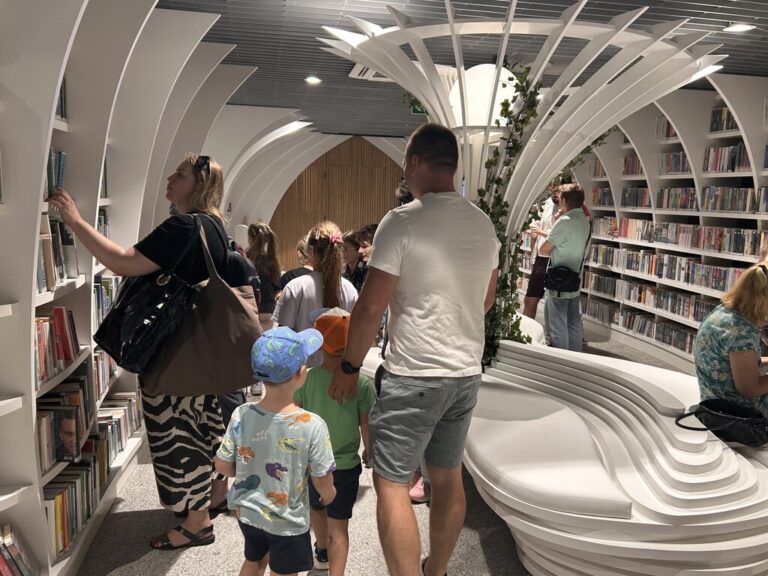 wielu czytelników w metrotece