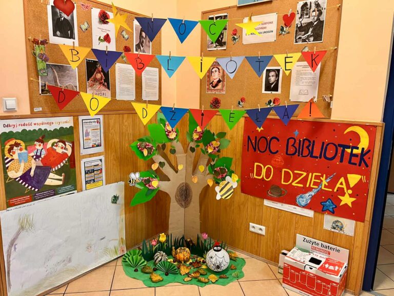 biblioteka pięknie ozdobiona w ramach Nocy Bibliotek