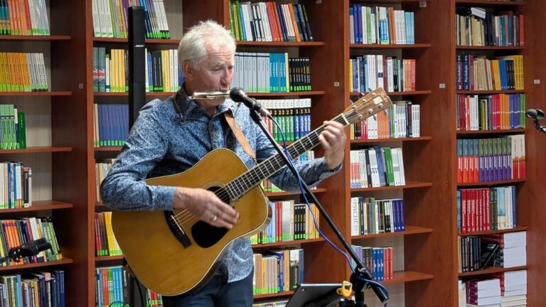 czwartek poetycko-muzyczny - koncert Tomasza Szweda i Michała Konstrata