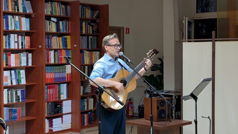 czwartek poetycko-muzyczny - koncert Tomasza Szweda i Michała Konstrata