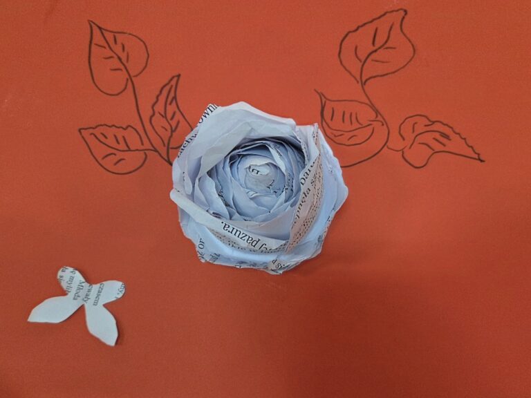 prace plastyczne uczestników warsztatów, m.in. kwiaty z kartek papieru