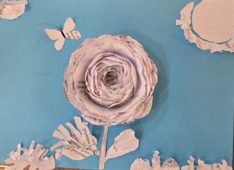 prace plastyczne uczestników warsztatów, m.in. kwiaty z kartek papieru