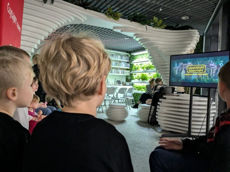 dzieci oglądają film w metrotece