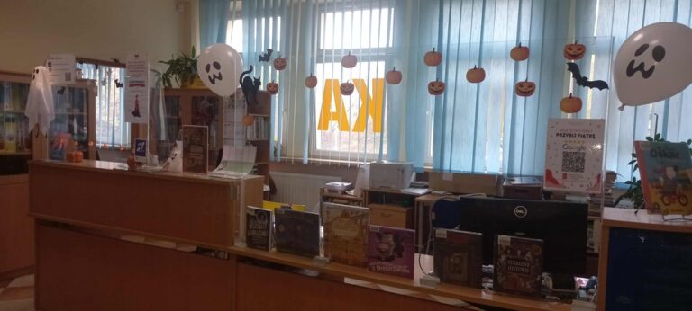 halloweenowy wystrój biblioteki - pająki, pajęczyny, duszki itp.