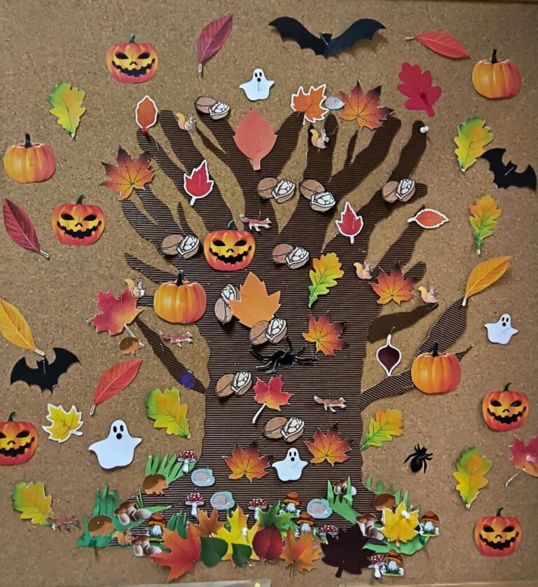 halloweenowy wystrój biblioteki - pająki, pajęczyny, duszki itp.