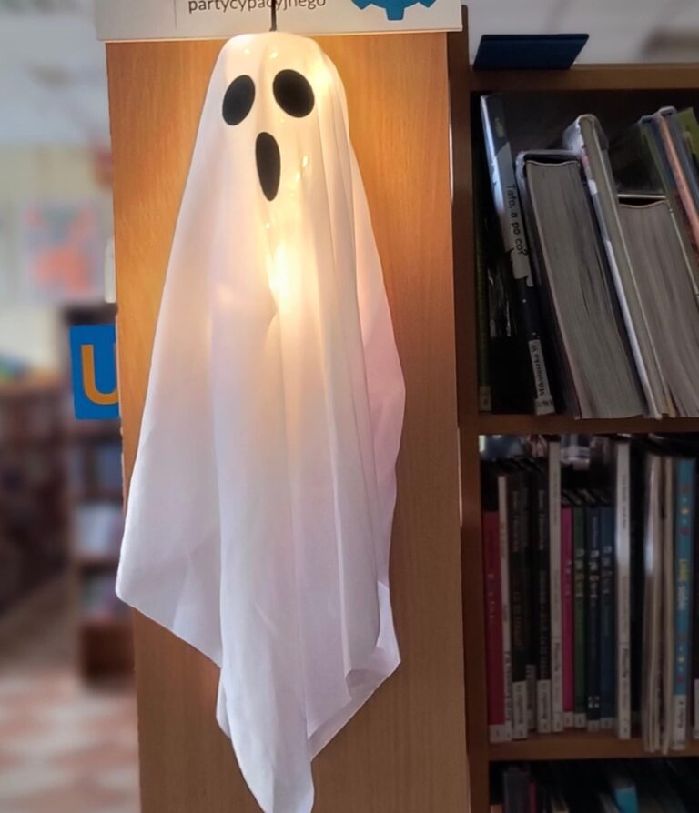 halloweenowy wystrój biblioteki - pająki, pajęczyny, duszki itp.