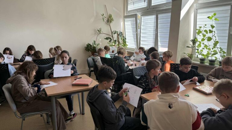 dzieci biorą udział w warsztatach szycia