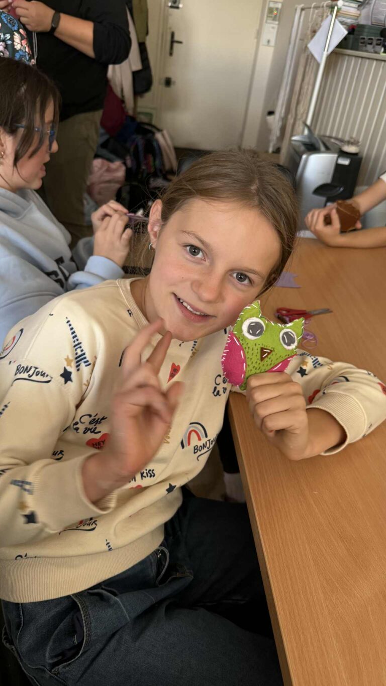 dzieci biorą udział w warsztatach szycia