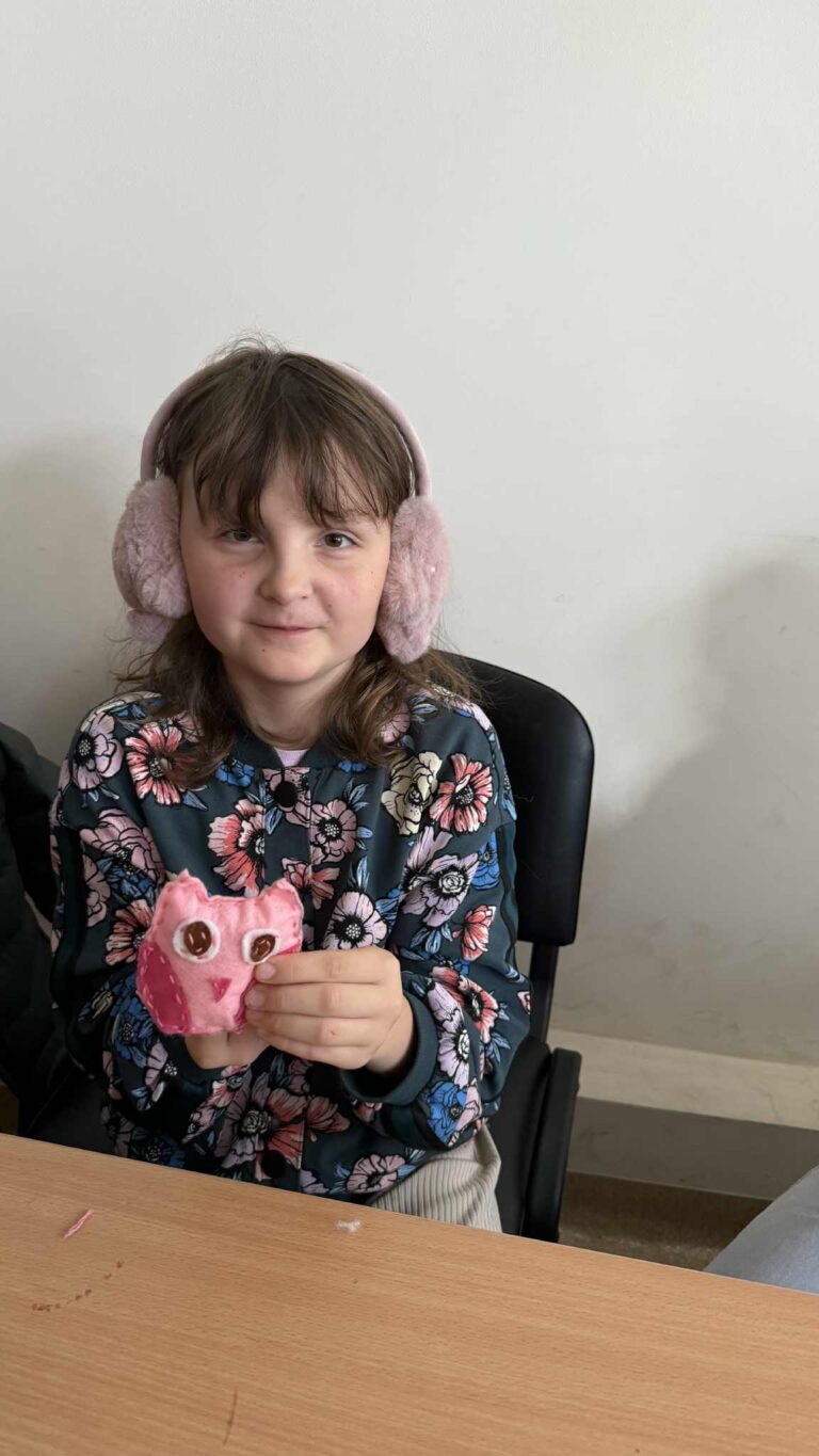 dzieci biorą udział w warsztatach szycia