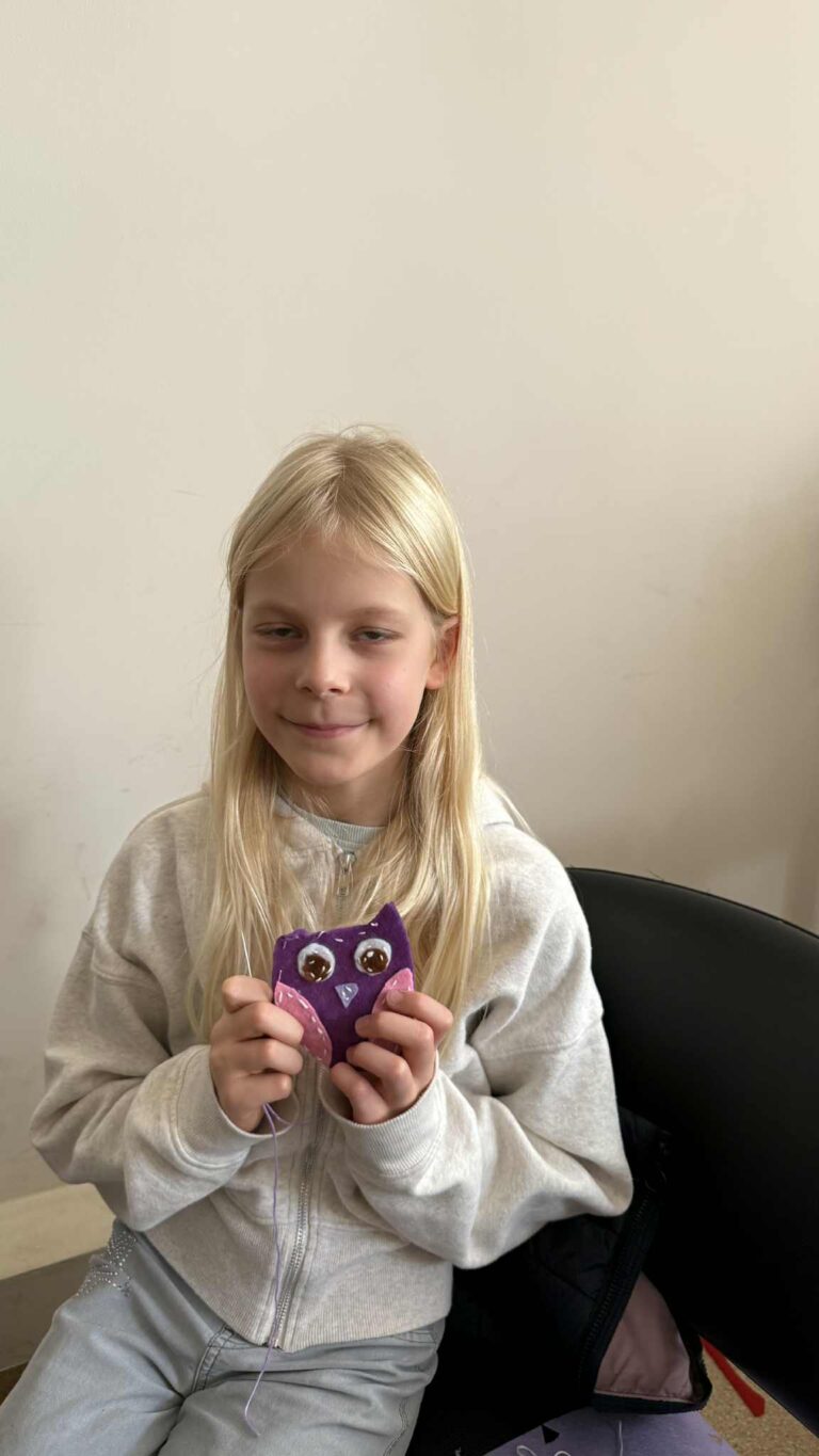 dzieci biorą udział w warsztatach szycia