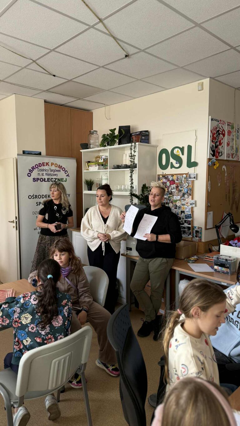 dzieci biorą udział w warsztatach szycia