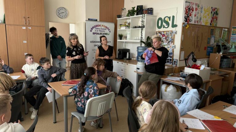 dzieci biorą udział w warsztatach szycia