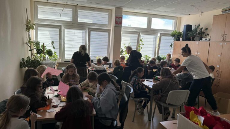 dzieci biorą udział w warsztatach szycia