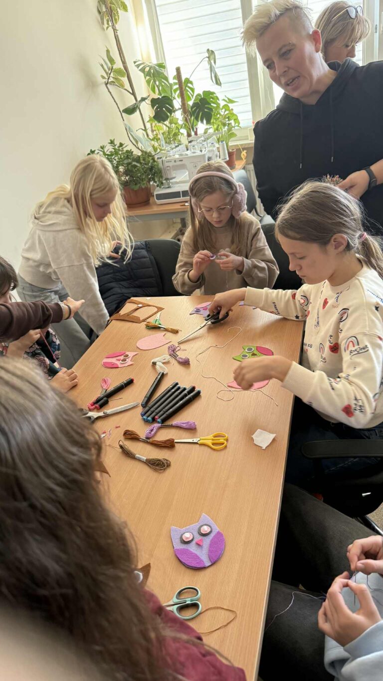 dzieci biorą udział w warsztatach szycia