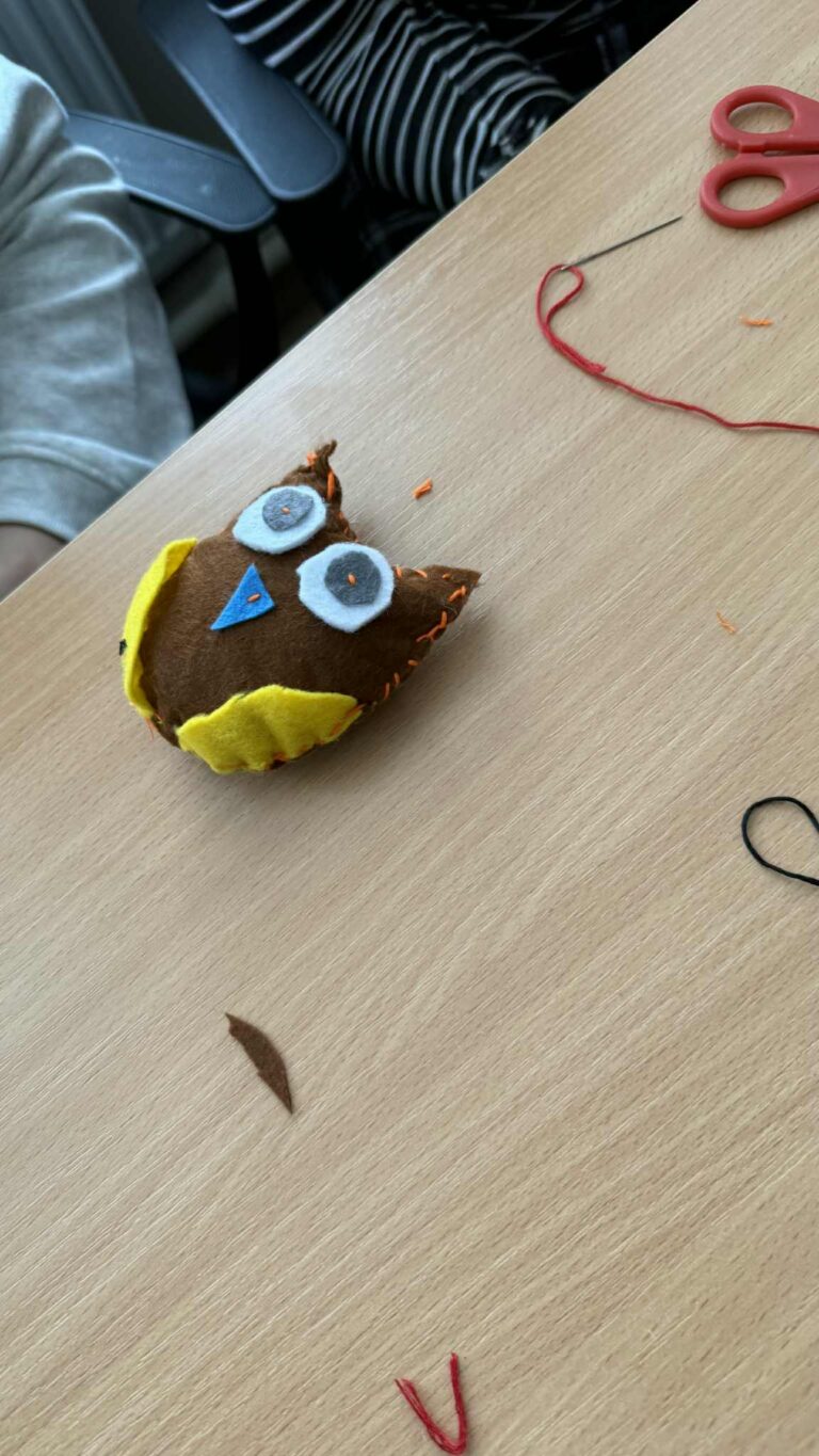 dzieci biorą udział w warsztatach szycia