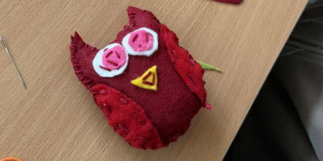 dzieci biorą udział w warsztatach szycia