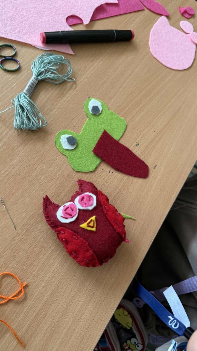 dzieci biorą udział w warsztatach szycia