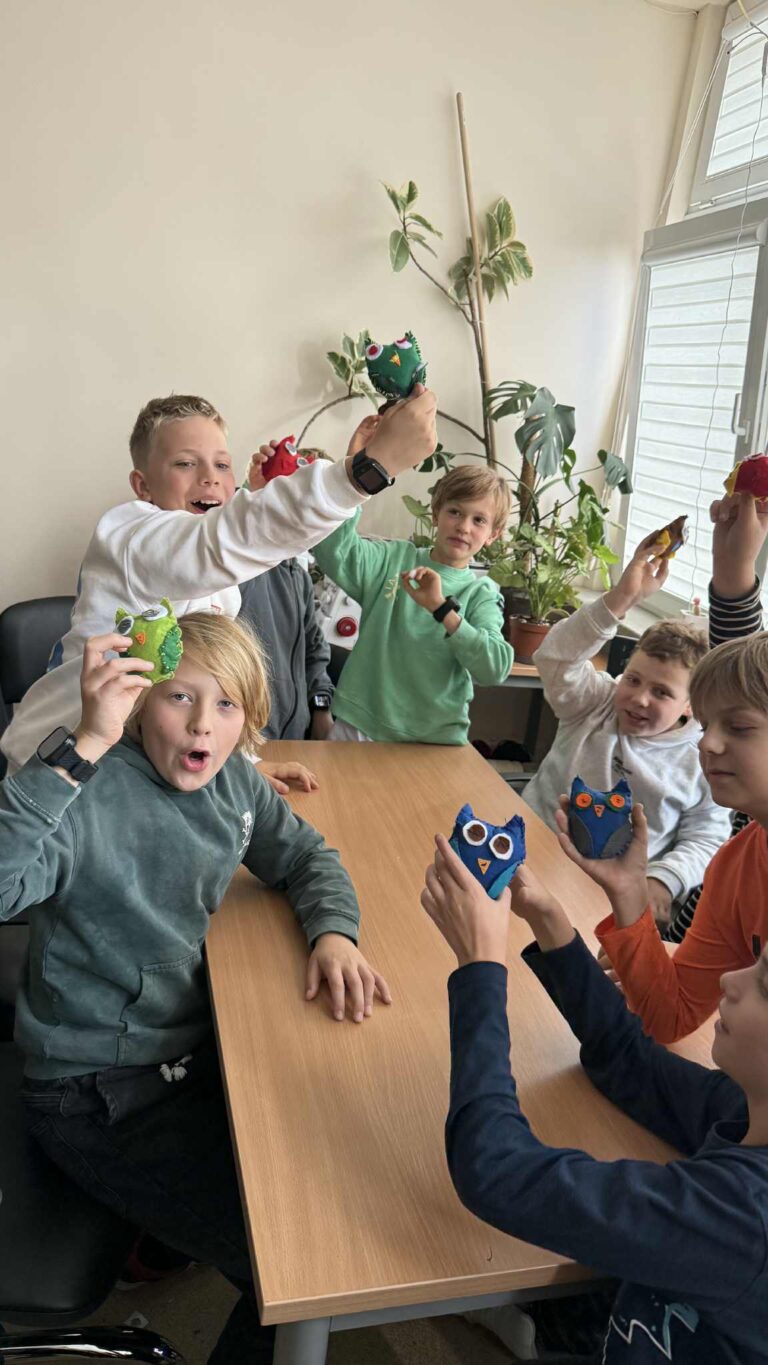 dzieci biorą udział w warsztatach szycia