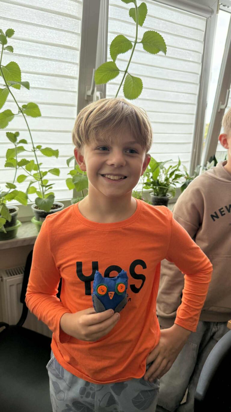 dzieci biorą udział w warsztatach szycia