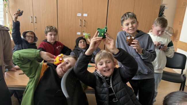 dzieci biorą udział w warsztatach szycia