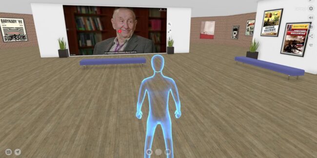 wirtualna sala, na ścianach film z wywiadem z powstańcem, pułkownikiem Czesławem Lewandowskim, a także okładki książek o powstaniu warszawskim