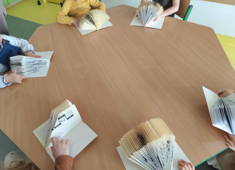 warsztaty tworzenia jeży ze zniszczonych/poplamionych/nieaktualnych książek