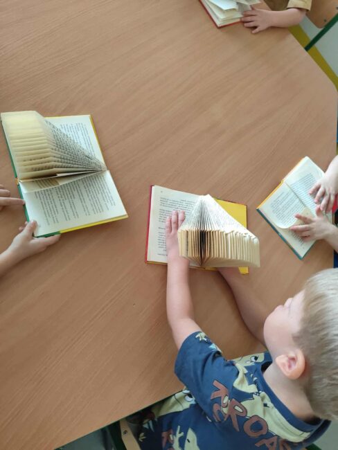 warsztaty tworzenia jeży ze zniszczonych/poplamionych/nieaktualnych książek