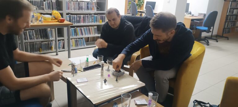 uczestnicy gry RPG podczas spotkania z cyklu zagrajmy wyobraźnią