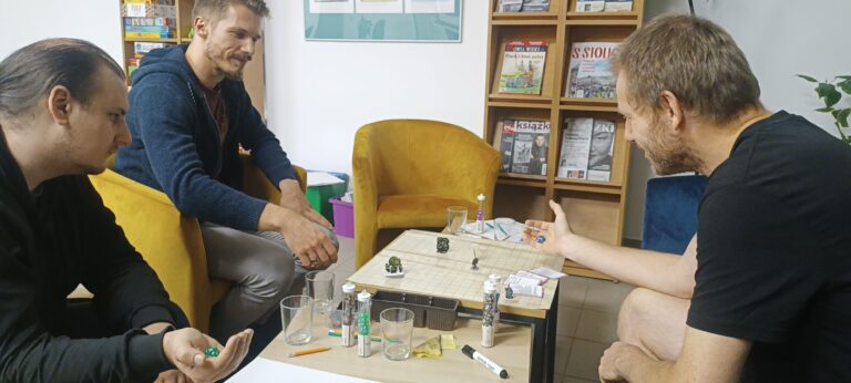 uczestnicy gry RPG podczas spotkania z cyklu zagrajmy wyobraźnią