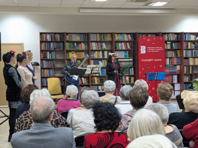 występ zespołu Dwa Plus Dwa w Czytelni