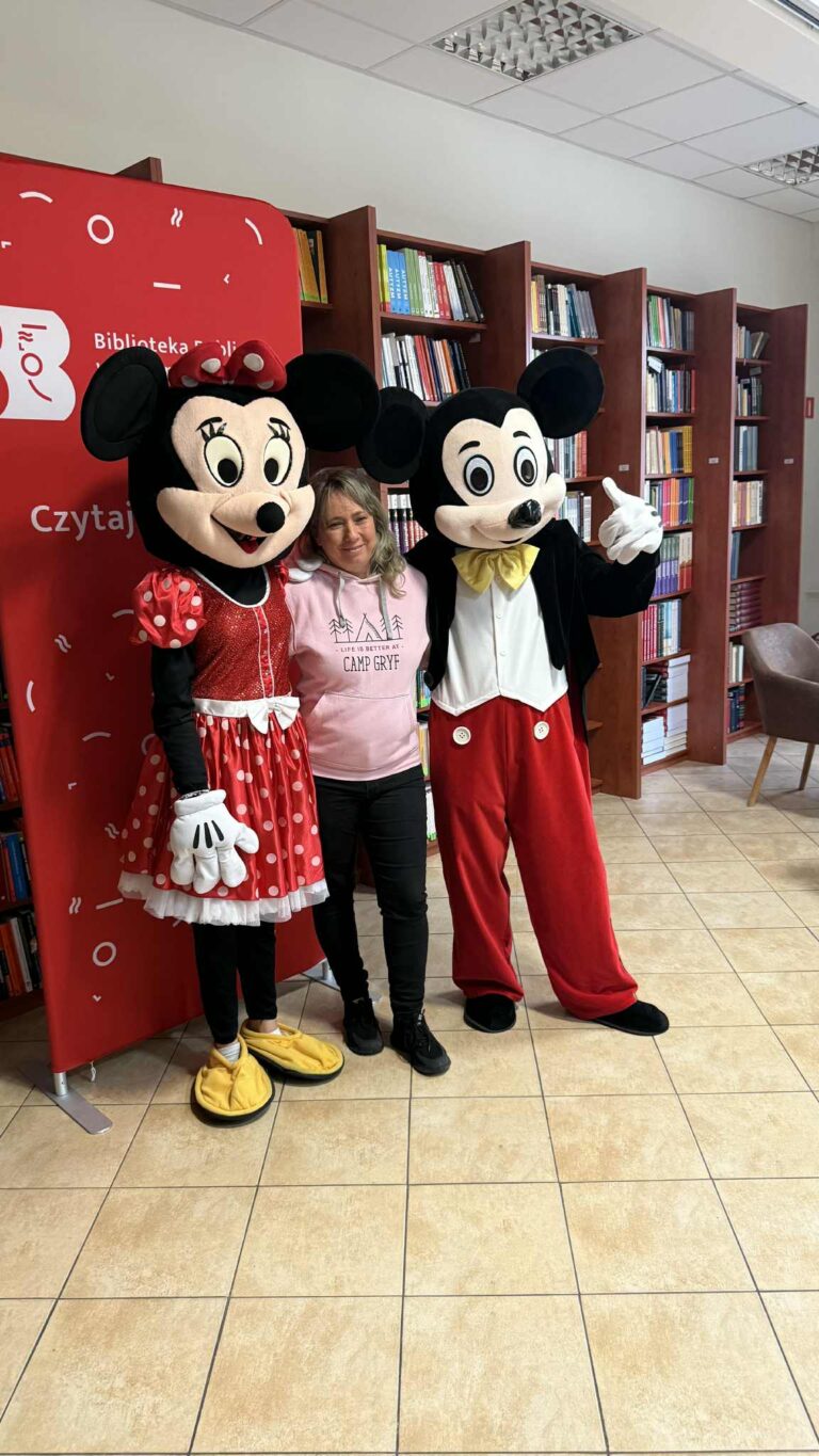 podczas spotkania młodzież robiła sobie selfie ze znanymi z bajek Myszkami i umieszczała zdjęcia w ramkach własnoręcznie ozdobionych