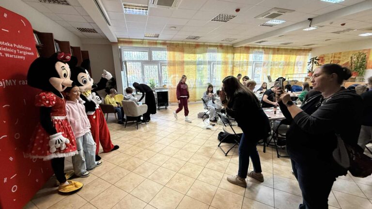 podczas spotkania młodzież robiła sobie selfie ze znanymi z bajek Myszkami i umieszczała zdjęcia w ramkach własnoręcznie ozdobionych