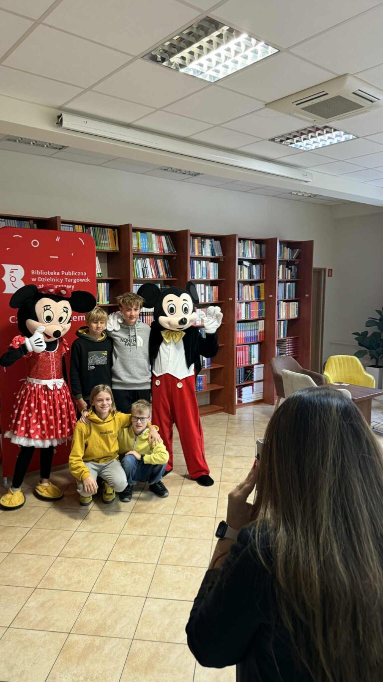 podczas spotkania młodzież robiła sobie selfie ze znanymi z bajek Myszkami i umieszczała zdjęcia w ramkach własnoręcznie ozdobionych
