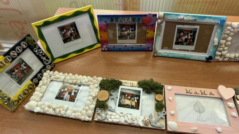 podczas spotkania młodzież robiła sobie selfie ze znanymi z bajek Myszkami i umieszczała zdjęcia w ramkach własnoręcznie ozdobionych