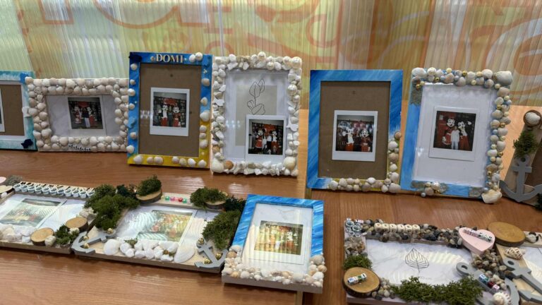 podczas spotkania młodzież robiła sobie selfie ze znanymi z bajek Myszkami i umieszczała zdjęcia w ramkach własnoręcznie ozdobionych