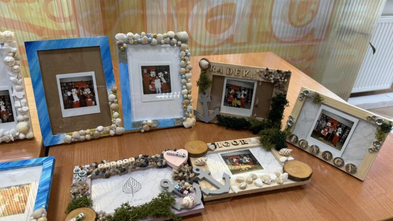 podczas spotkania młodzież robiła sobie selfie ze znanymi z bajek Myszkami i umieszczała zdjęcia w ramkach własnoręcznie ozdobionych