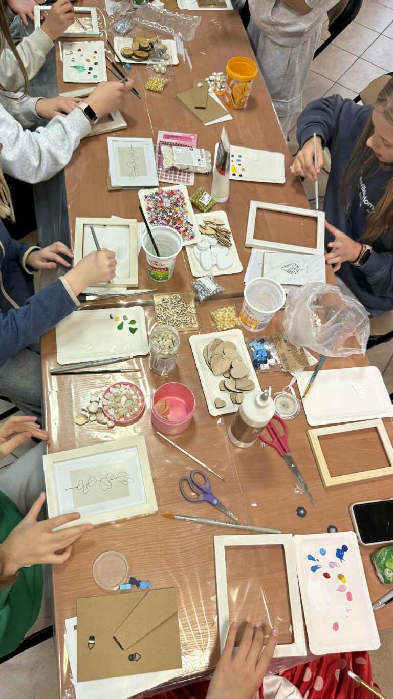 podczas spotkania młodzież robiła sobie selfie ze znanymi z bajek Myszkami i umieszczała zdjęcia w ramkach własnoręcznie ozdobionych